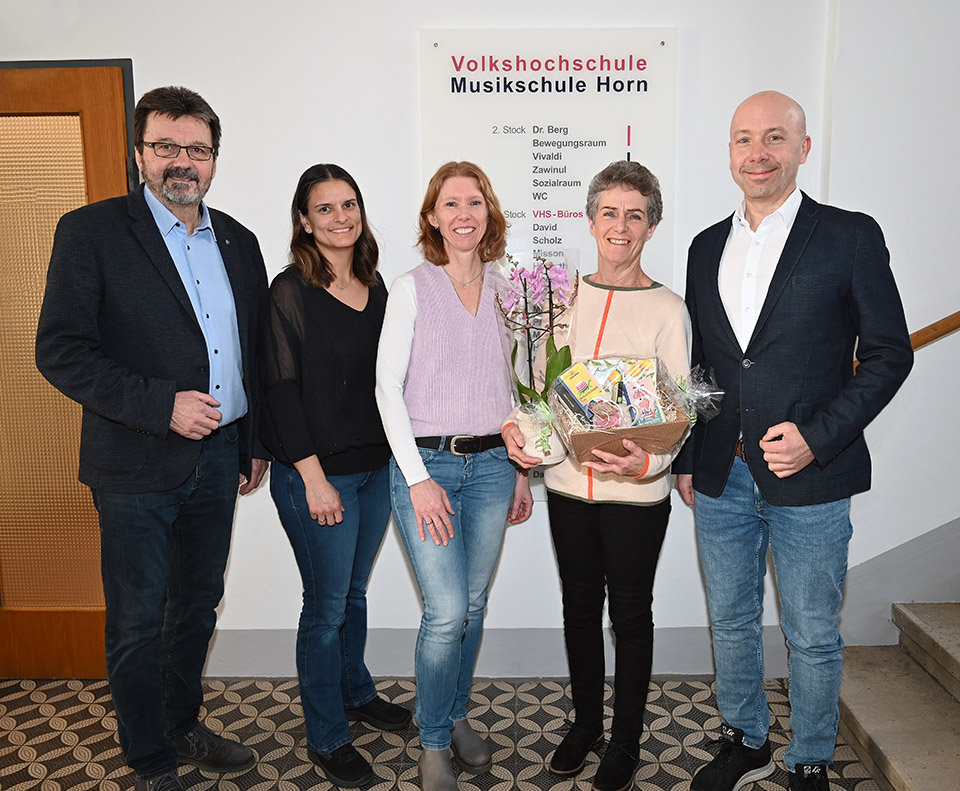 Bgm. Gerhard Lentschig, StR Evelyn Schmidt, Maria Hofmann (Sekretariat VHS Horn, (v. l.) und Roland Surböck (Leiter der VHS Horn) (r.) gratulierten Fiona Langthaler (2. v. r.) zu ihrem 70. Geburtstag.  Foto: Gabriele Hohenegger 